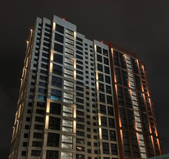 ЖК Звезда, фасад здания, ночной вид